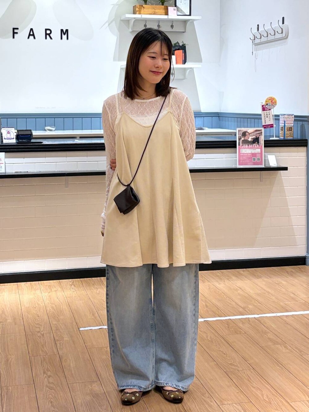 ホワイト系のスカート、ブラウン系のバレエシューズ、ホワイト系のTシャツ/カットソーを着用したレディースの秋コーディネートの3枚目の写真