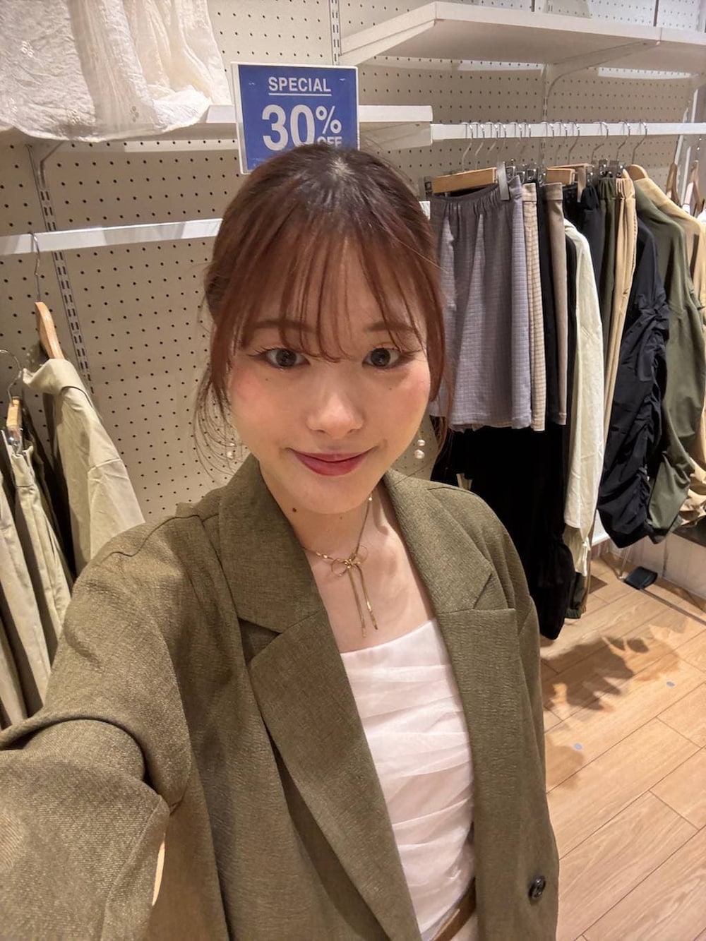 ブラウン系のパンプス、ブラウン系のその他アウター、オレンジ系のデニムパンツを着用したレディースの春コーディネートの4枚目の写真