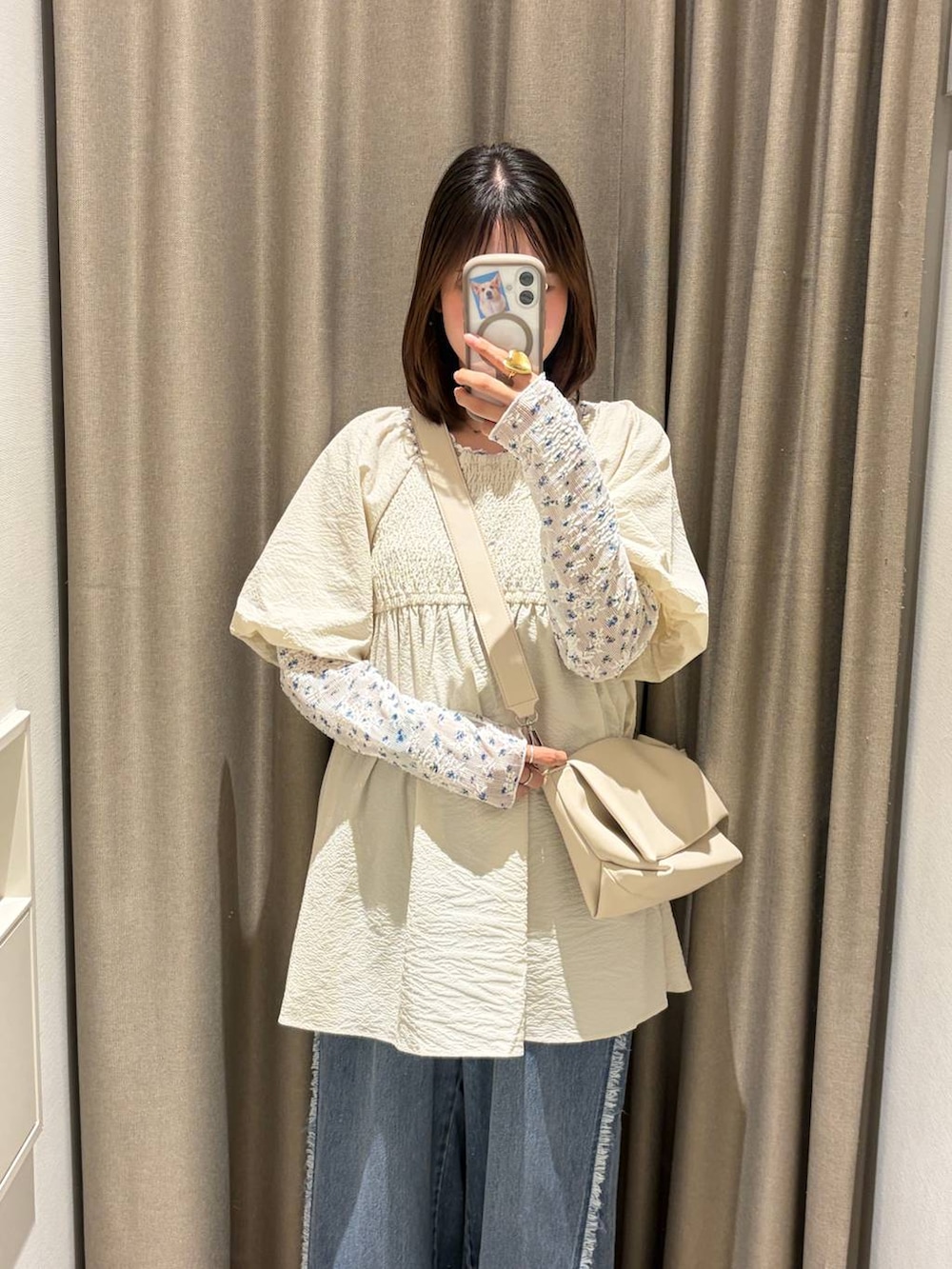 ホワイト系のショルダーバッグ、ホワイト系のTシャツ/カットソー、ブルー系のデニムパンツを着用したレディースの夏コーディネートの2枚目の写真