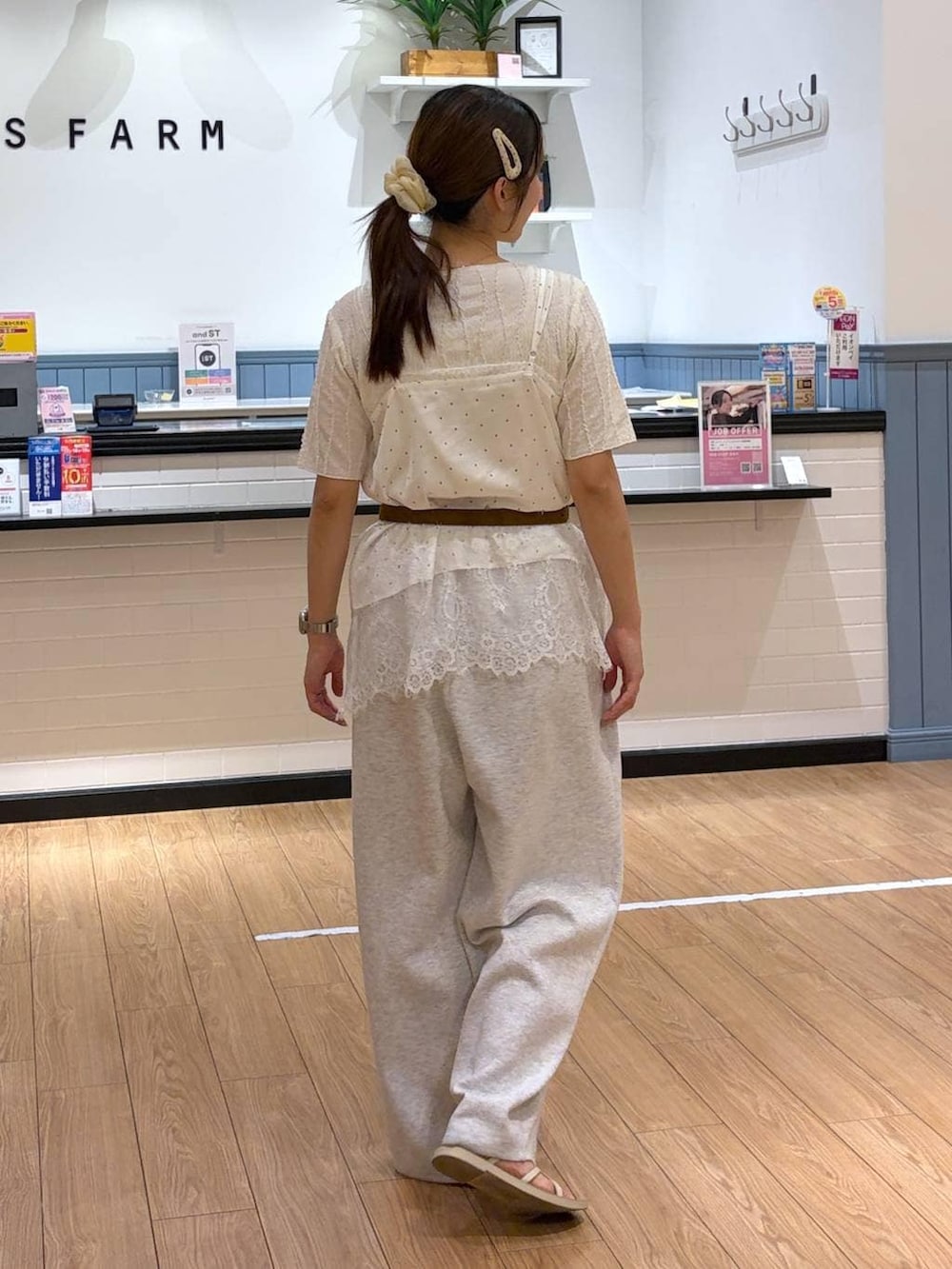 グレー系のスウェットパンツ、ホワイト系のTシャツ/カットソー、ホワイト系のサンダルを着用したレディースの夏コーディネートの3枚目の写真