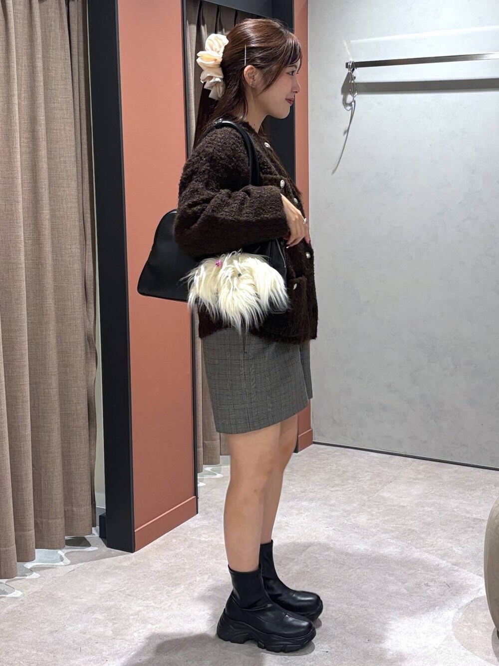 ブラック系のブーツ、その他のその他パンツ、ブラック系のボストンバッグを着用したレディースの秋コーディネートの2枚目の写真