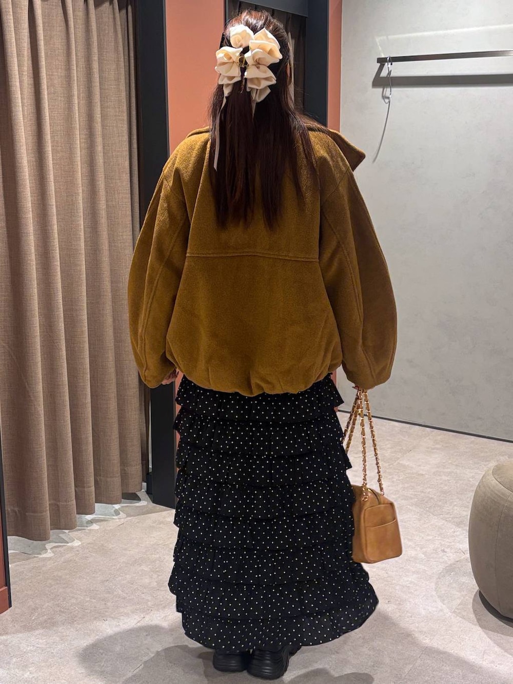 ブラック系のブーツ、ブラウン系のブルゾン、その他のスカートを着用したレディースの秋コーディネートの3枚目の写真