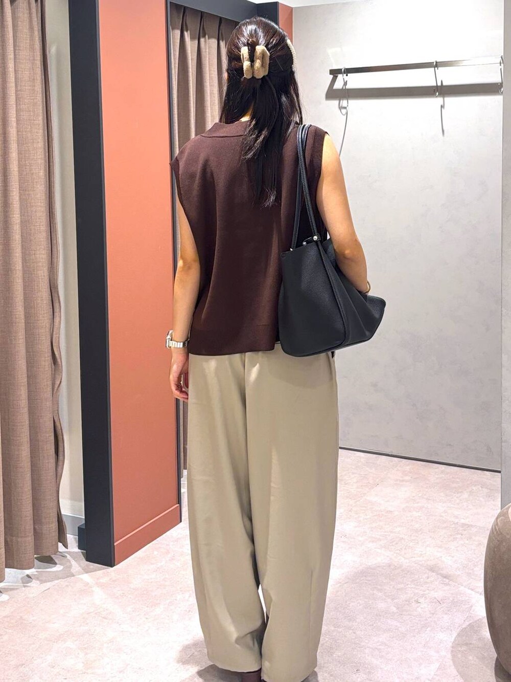 ブラウン系のサンダル、ベージュ系のその他パンツ、ブラック系のショルダーバッグを着用したレディースの夏コーディネートの3枚目の写真