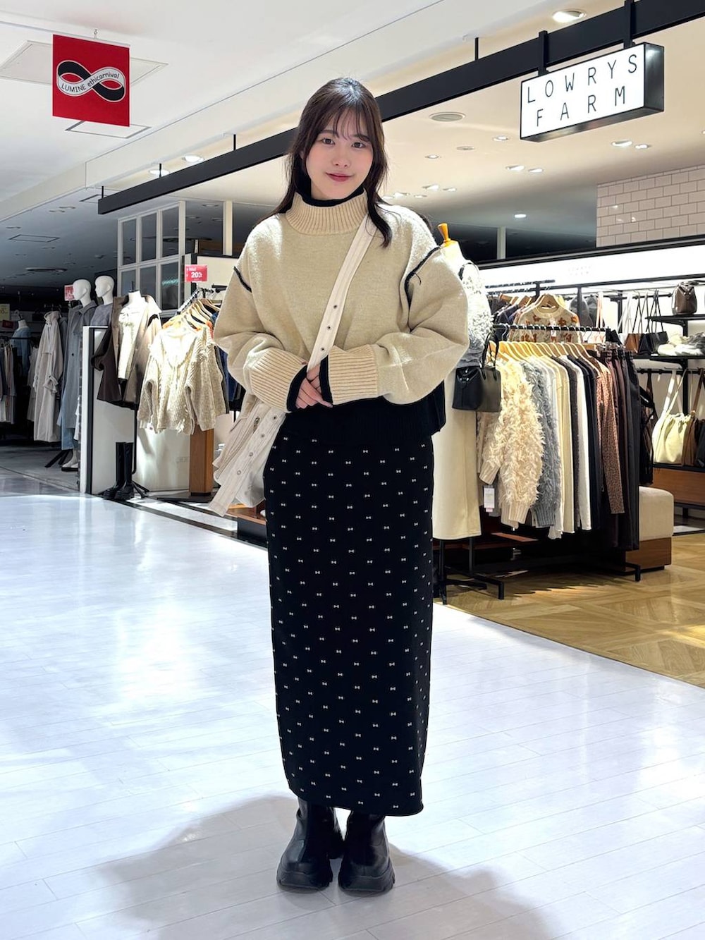 「きれいめ、高見え、カジュアル、ローリーズスタイル_LOWRYS FARM、大人女子カジュアル_LOWRYS FARM、モテ、大人カジュアル」｜「LOWRYS FARMのスポンディッシュタイトスカート 116713（スカート、ブラック系）」を使った、futabaさん（レディース・160cm）の冬コーディネートの4枚目の写真