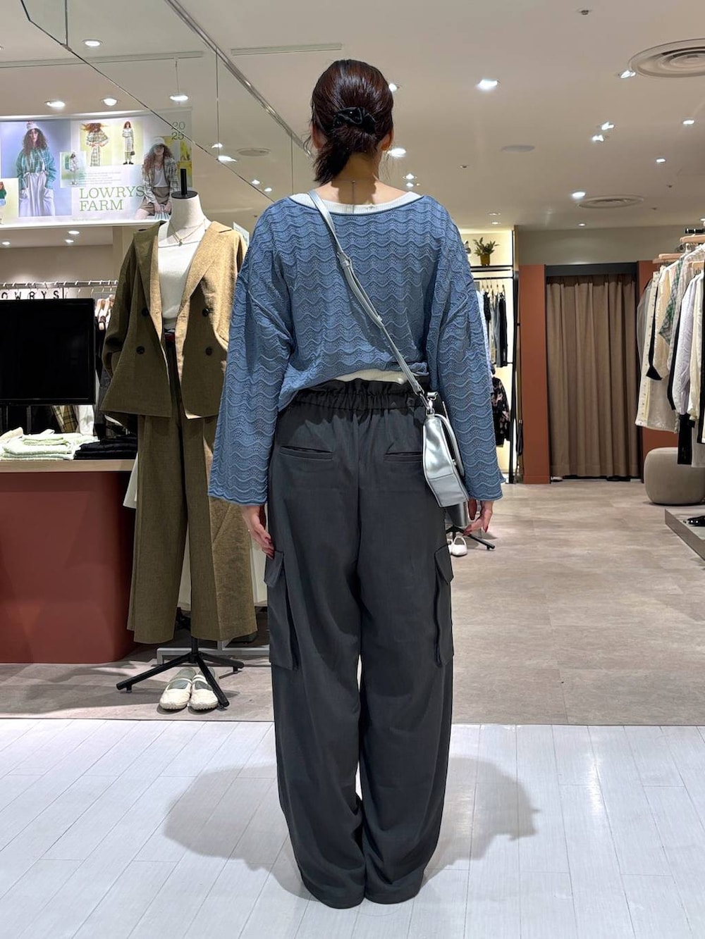 シルバー系のショルダーバッグ、グレー系のその他パンツ、シルバー系のパンプスを着用したレディースの春コーディネートの3枚目の写真