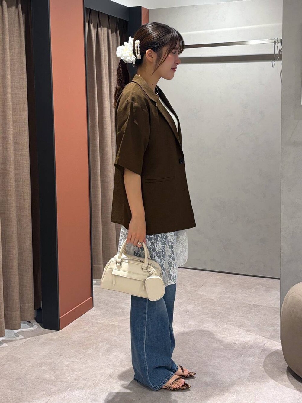 ブラウン系のテーラードジャケット、グレー系のTシャツ/カットソー、ホワイト系のショルダーバッグを着用したレディースの夏コーディネートの2枚目の写真