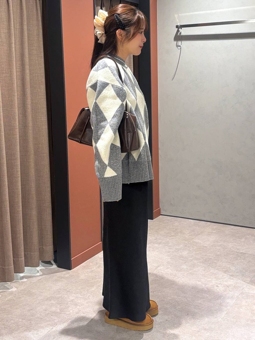 ブラック系のスカート、グレー系のニット/セーター、ブラウン系のその他シューズを着用したレディースの秋コーディネートの2枚目の写真
