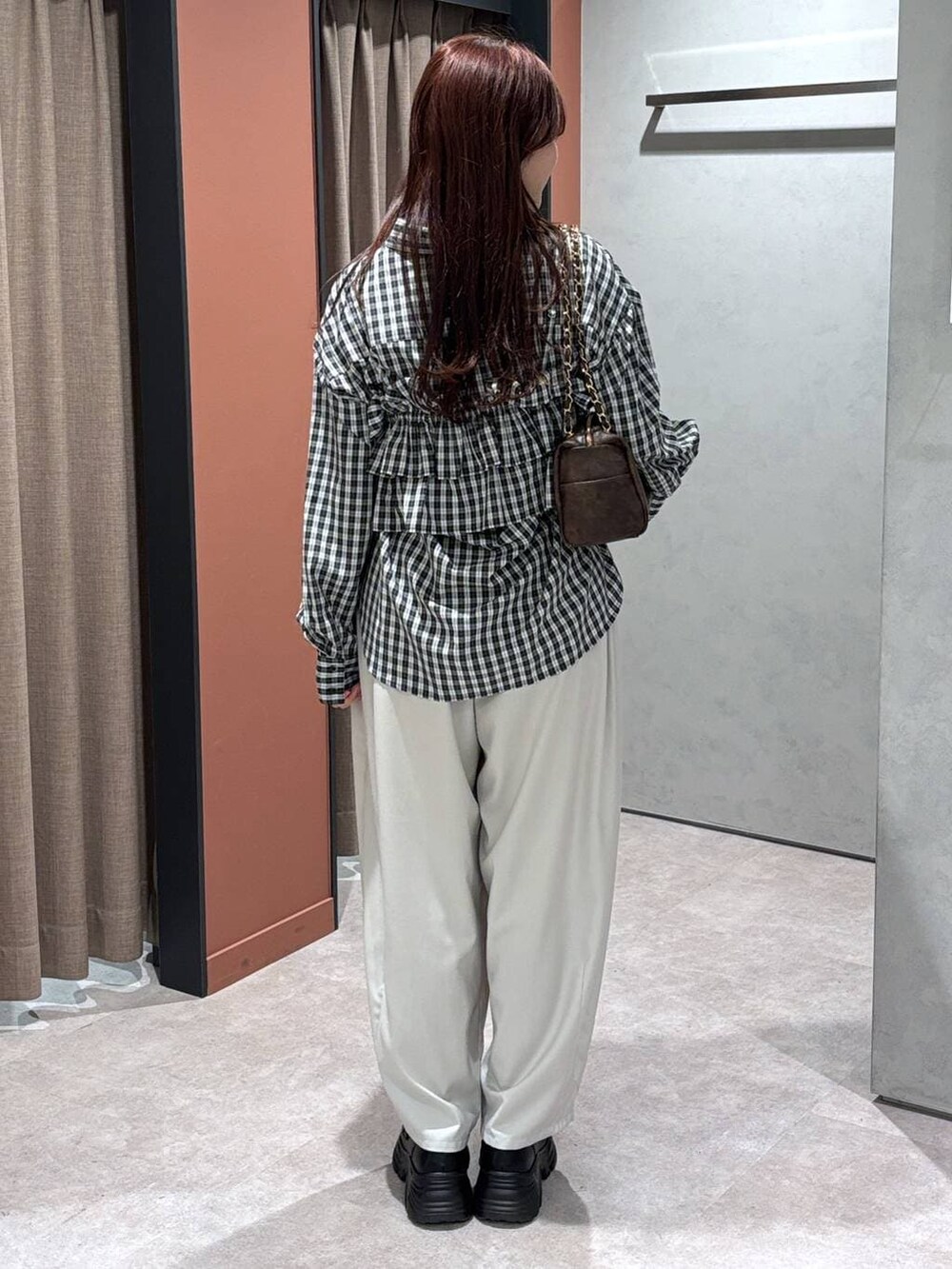 ブラウン系のその他パンツ、ブラウン系のショルダーバッグ、ブラウン系のローファーを着用したレディースの冬コーディネートの3枚目の写真