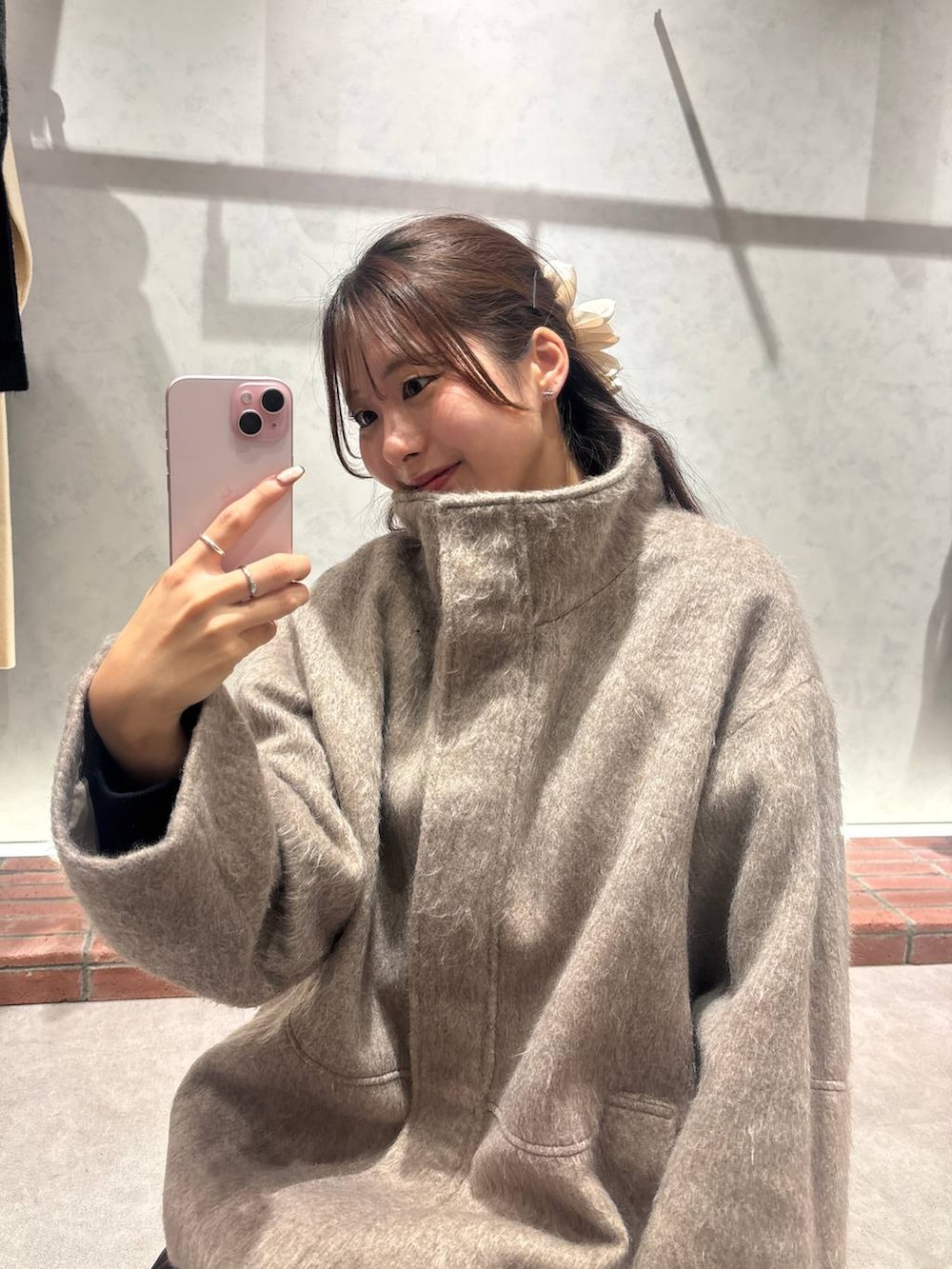 ホワイト系のその他アウターを着用したレディースの秋コーディネートの2枚目の写真