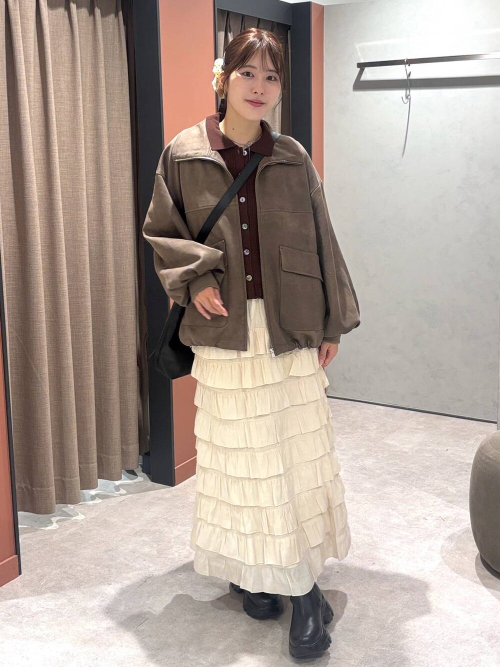 ブラック系のショルダーバッグ、ブラック系のブーツ、ブラウン系のニット/セーターを着用したレディースの秋コーディネートの4枚目の写真