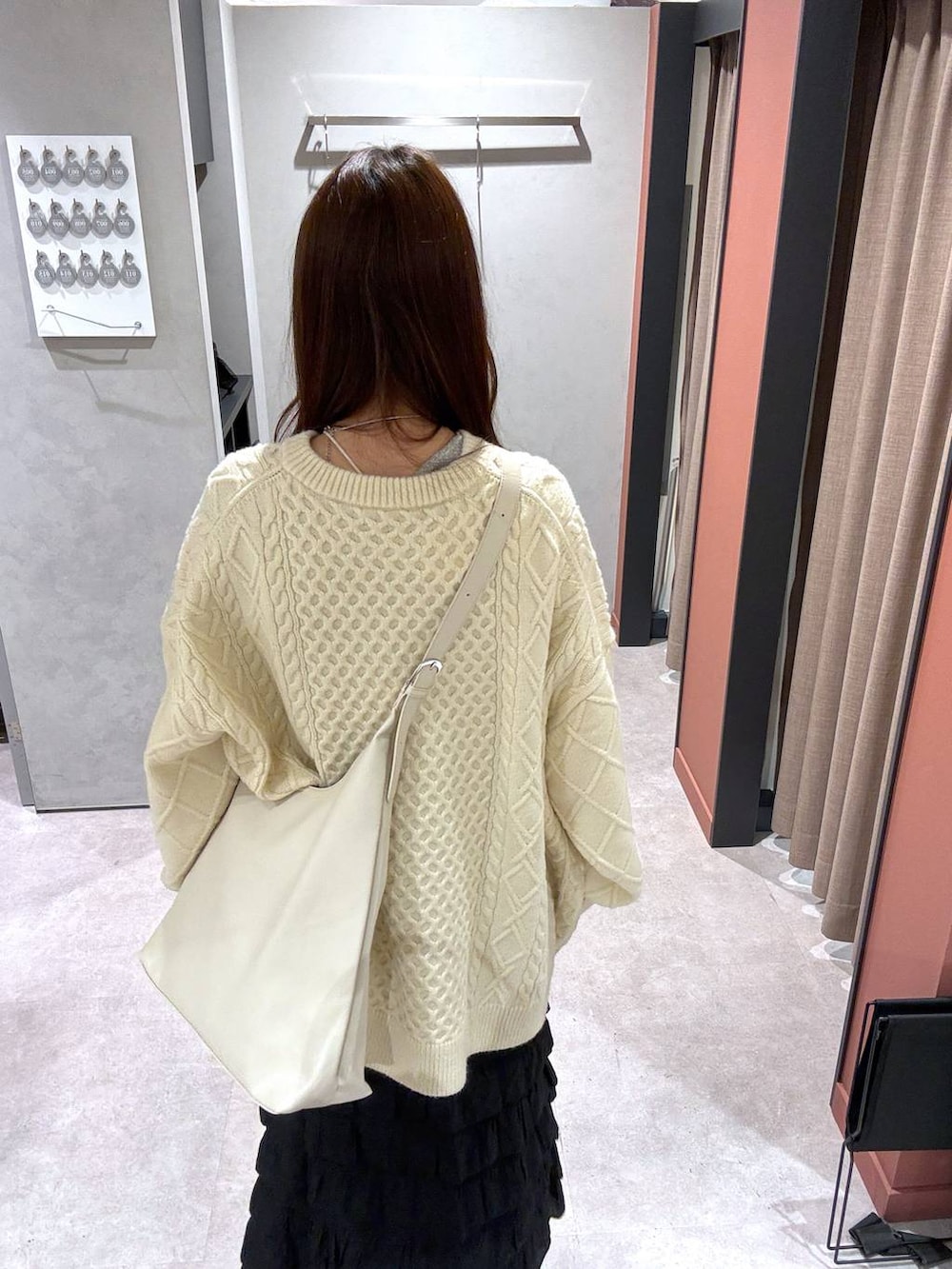 ホワイト系のショルダーバッグ、ホワイト系のニット/セーターを着用したレディースの冬コーディネートの2枚目の写真