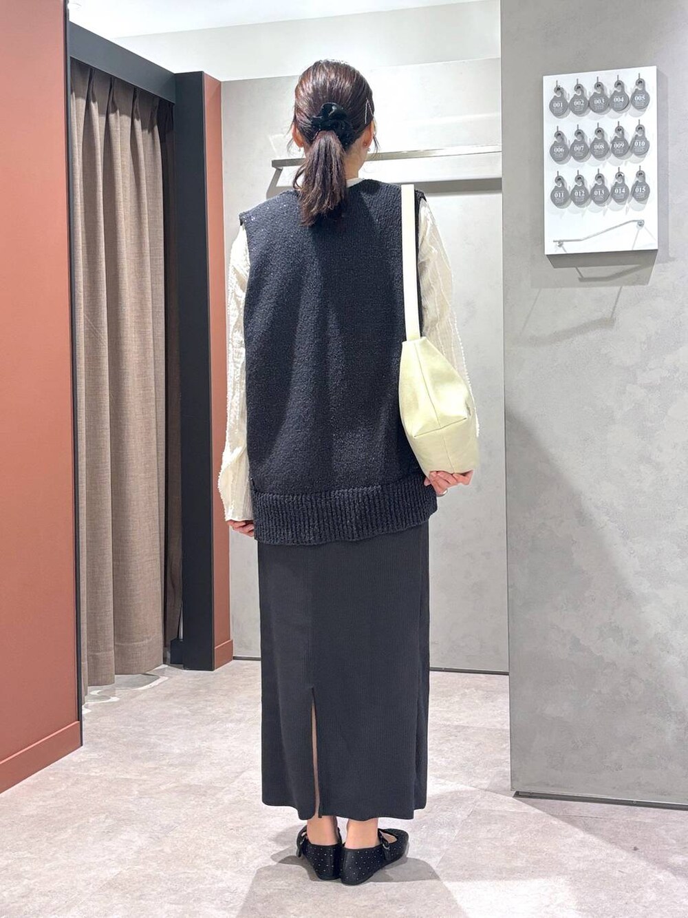 ベージュ系のTシャツ/カットソー、グレー系のスカート、その他のバレエシューズを着用したレディースの春コーディネートの2枚目の写真