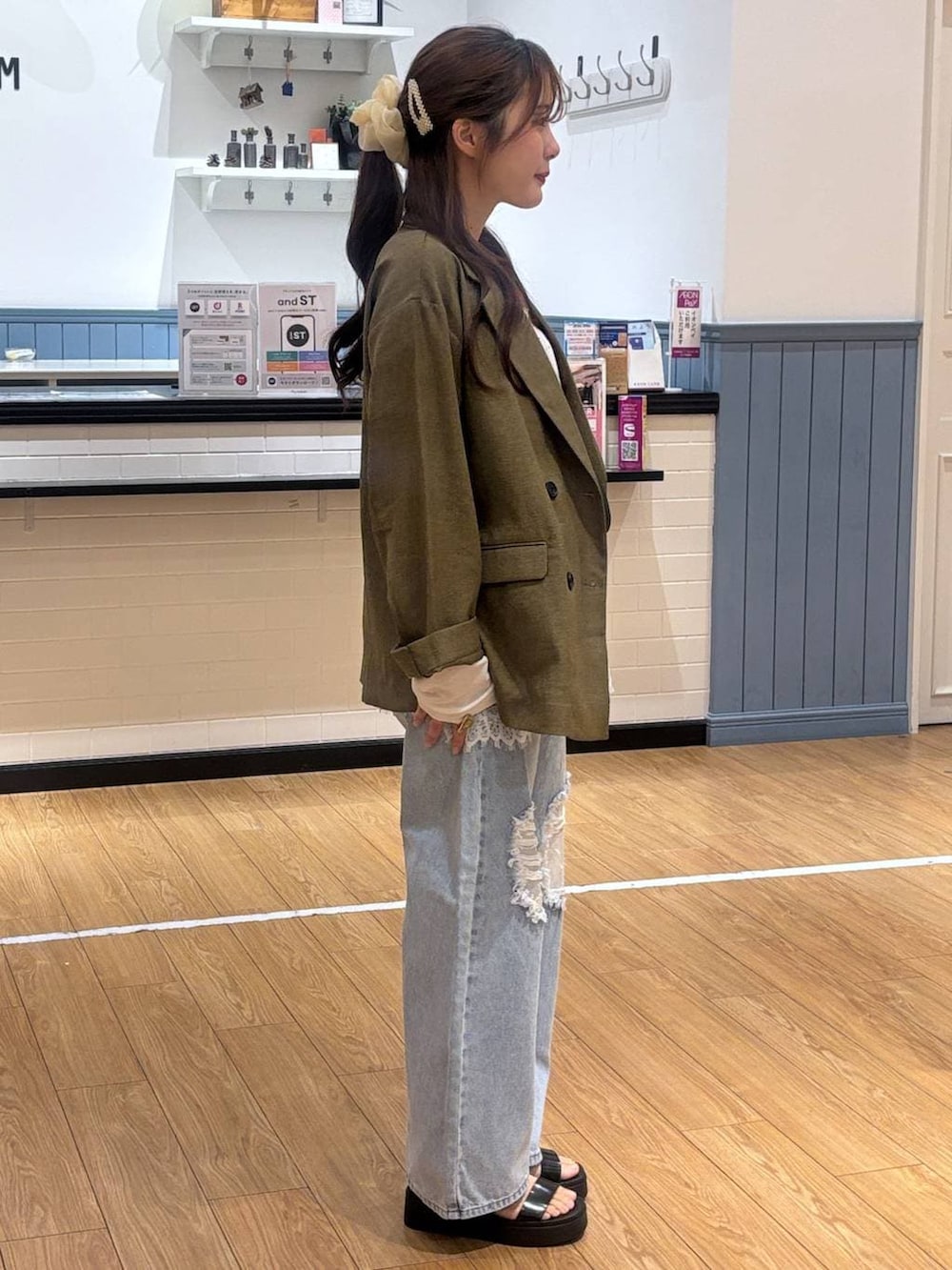 ホワイト系のTシャツ/カットソー、ブルー系のデニムパンツ、ブラウン系のその他アウターを着用したレディースの春コーディネートの2枚目の写真