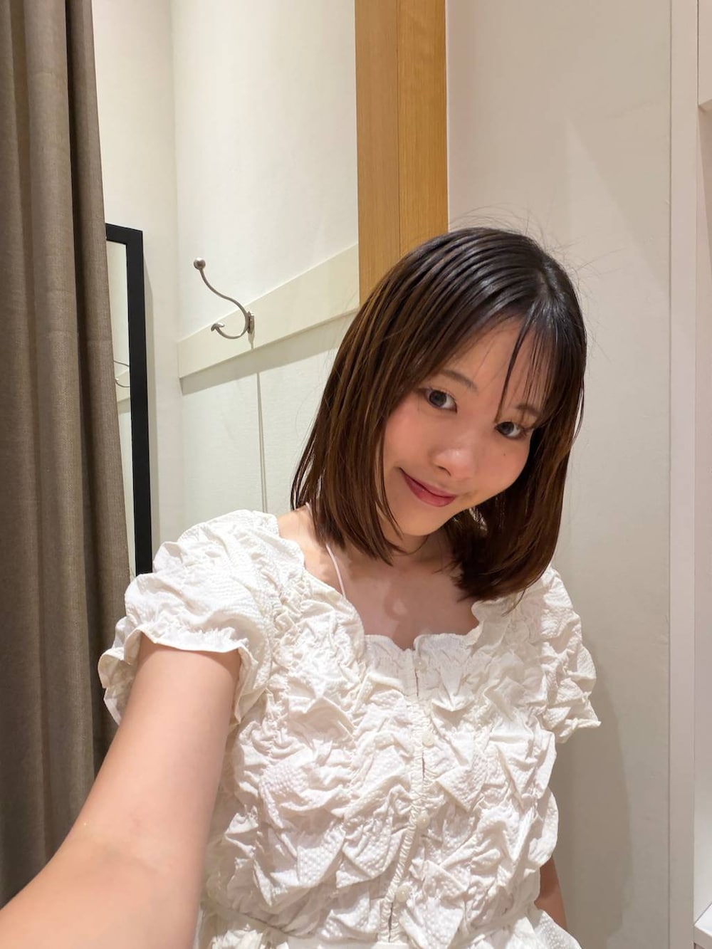 ホワイト系のシャツ/ブラウス、ホワイト系のデニムパンツを着用したレディースの夏コーディネートの2枚目の写真
