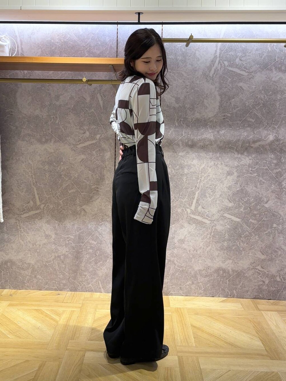 ブラック系のスラックス、ブラック系のTシャツ/カットソー、シルバー系のバレッタ/ヘアクリップを着用したレディースの秋コーディネートの3枚目の写真