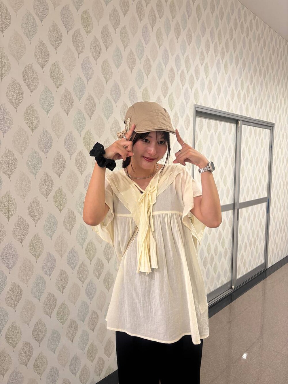 ホワイト系のシャツ/ブラウス、グレー系のチョーカー、ベージュ系のシュシュを着用したレディースの夏コーディネートの2枚目の写真