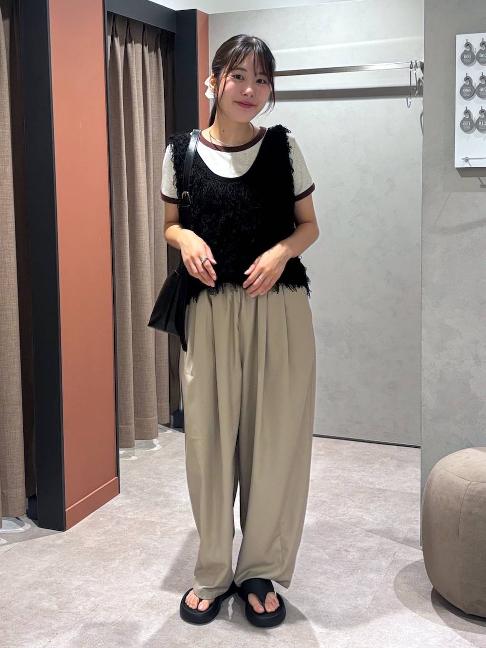 ブラック系のサンダル、ブラック系のショルダーバッグ、ベージュ系のその他パンツを着用したレディースの夏コーディネートの4枚目の写真