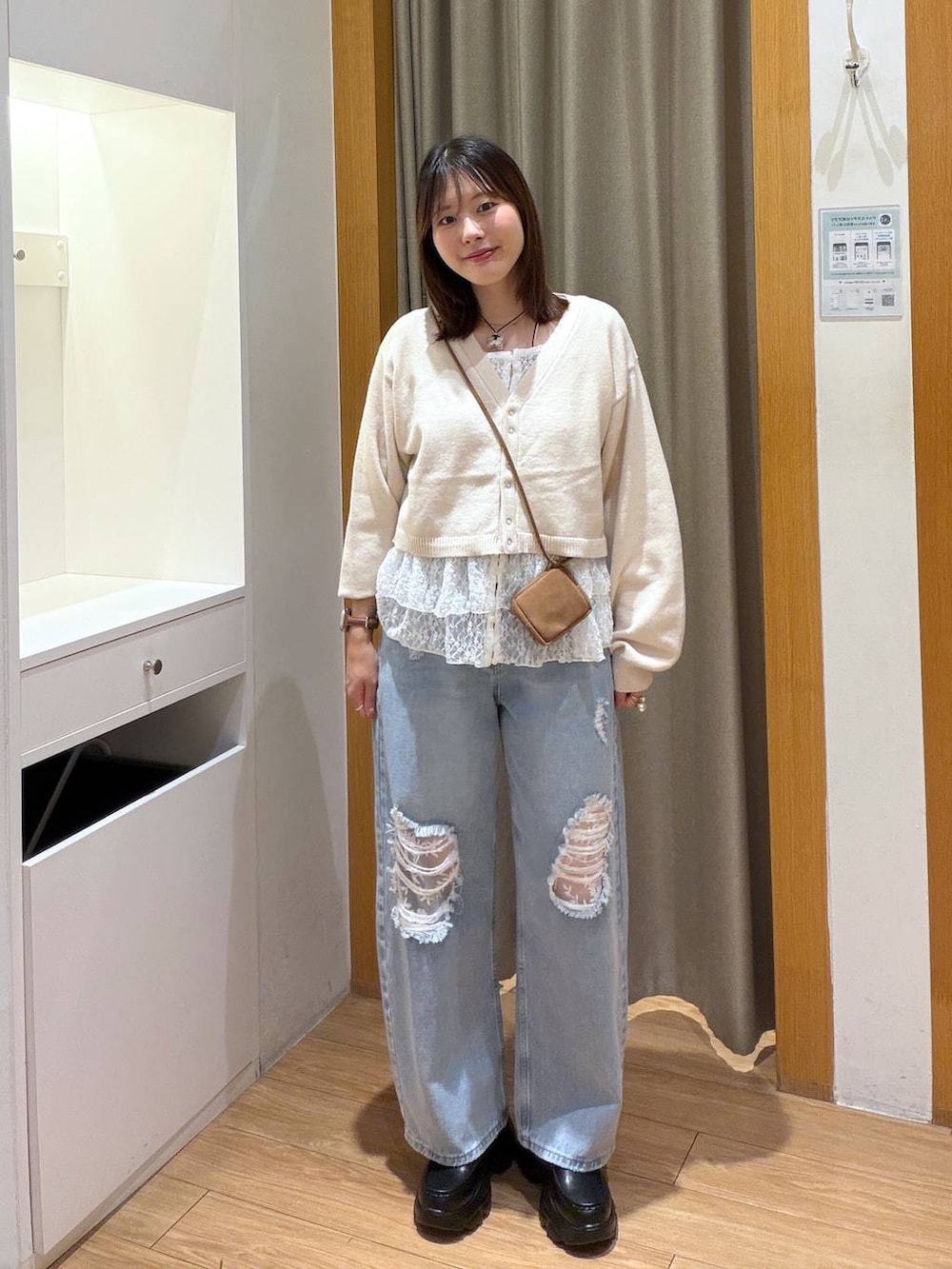 ブラウン系のボディバッグ/ウエストポーチ、ホワイト系のカーディガン/ボレロ、ホワイト系のTシャツ/カットソーを着用したレディースの秋コーディネートの3枚目の写真