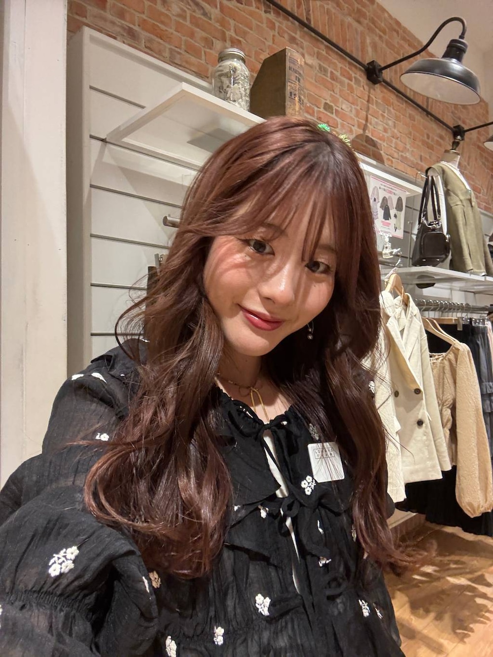 ブラウン系のパンプス、オレンジ系のデニムパンツ、ブラック系のシャツ/ブラウスを着用したレディースの春コーディネートの3枚目の写真