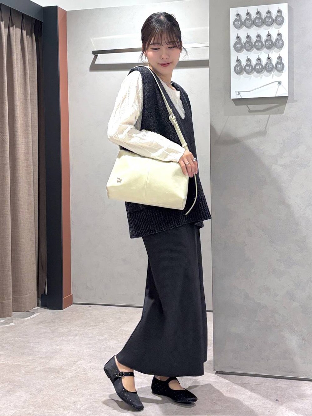 ベージュ系のTシャツ/カットソー、グレー系のスカート、その他のバレエシューズを着用したレディースの春コーディネートの4枚目の写真