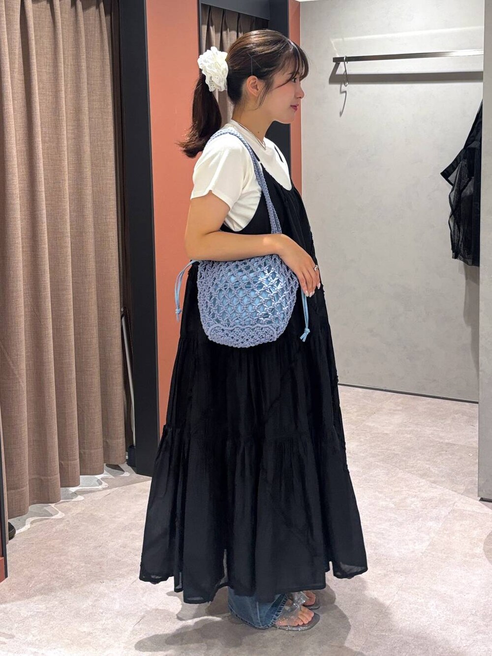 ホワイト系のTシャツ/カットソー、ブルー系のトートバッグ、シルバー系のサンダルを着用したレディースの夏コーディネートの2枚目の写真