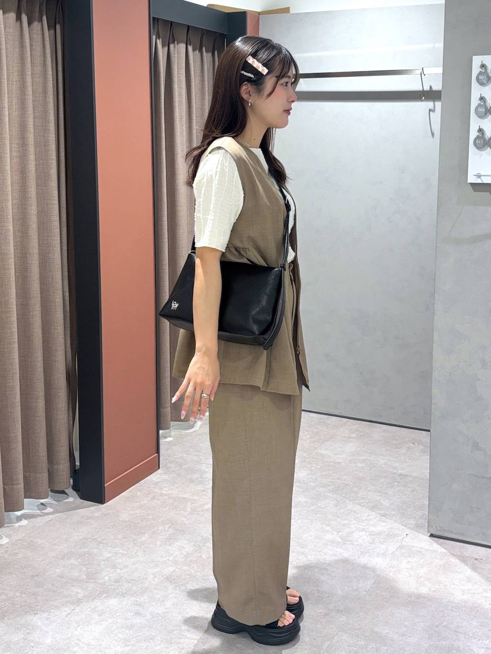 「きれいめ、高見え、カジュアル、ローリーズスタイル_LOWRYS FARM、大人女子カジュアル_LOWRYS FARM、モテ、大人カジュアル」｜「LOWRYS FARMのカンドウフィットスポサン 284000（サンダル、ブラック系）」を使った、futabaさん（レディース・160cm）の春コーディネートの2枚目の写真