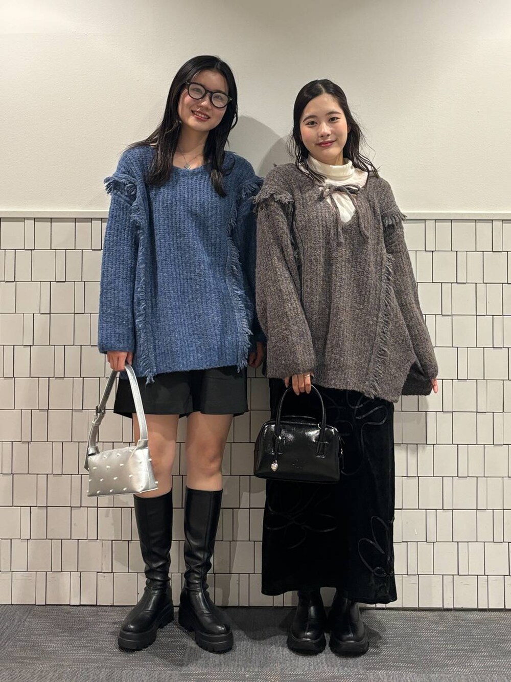 ブルー系のニット/セーター、ブラック系のブーツ、ブラック系のブーツを着用したレディースの秋コーディネートの2枚目の写真