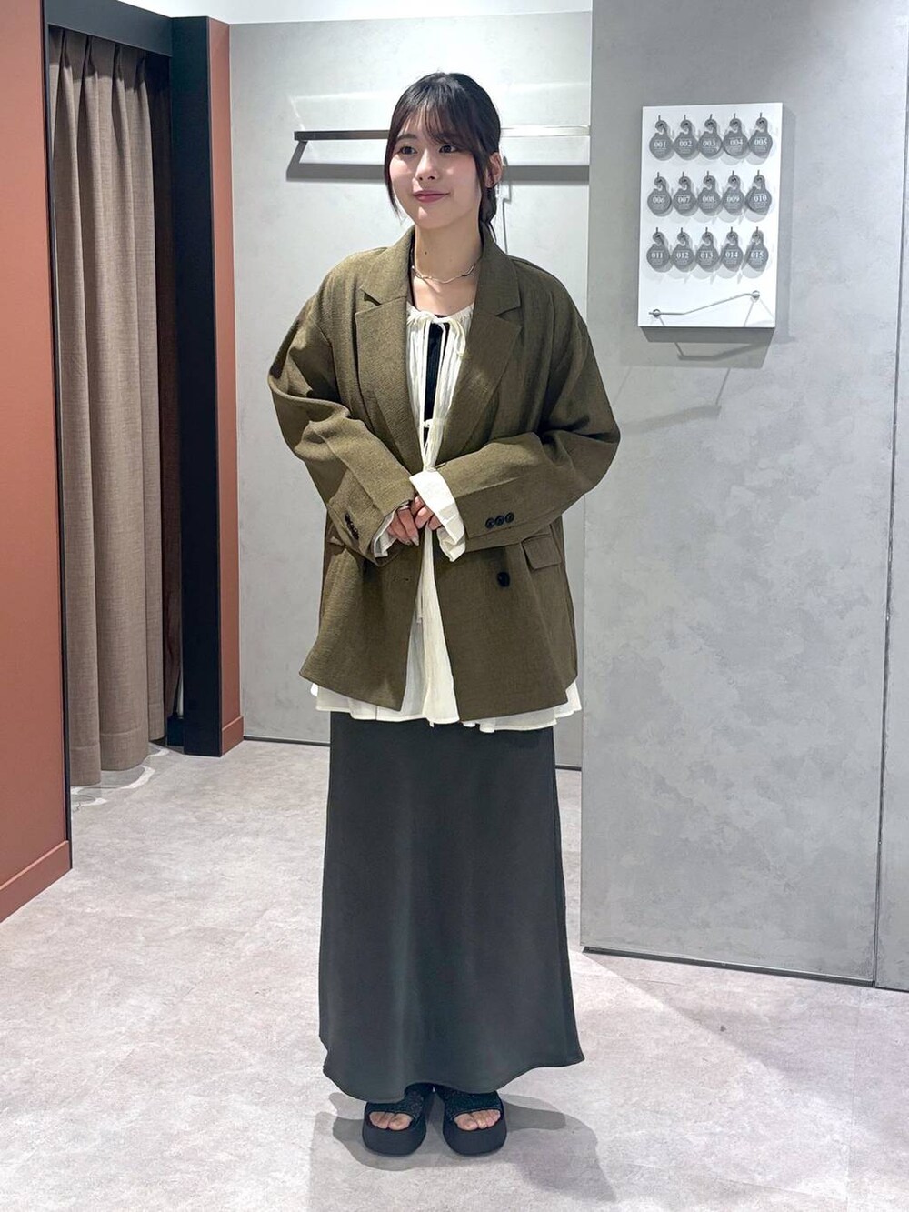 「きれいめ、高見え、カジュアル、ローリーズスタイル_LOWRYS FARM、大人女子カジュアル_LOWRYS FARM、モテ、大人カジュアル」|「LOWRYS FARMのヨウリュウシャーリングブラウスLS 106514(シャツ/ブラウス、ホワイト系)」を使った、futabaさん(レディース・160cm)の春コーディネートの2枚目の写真