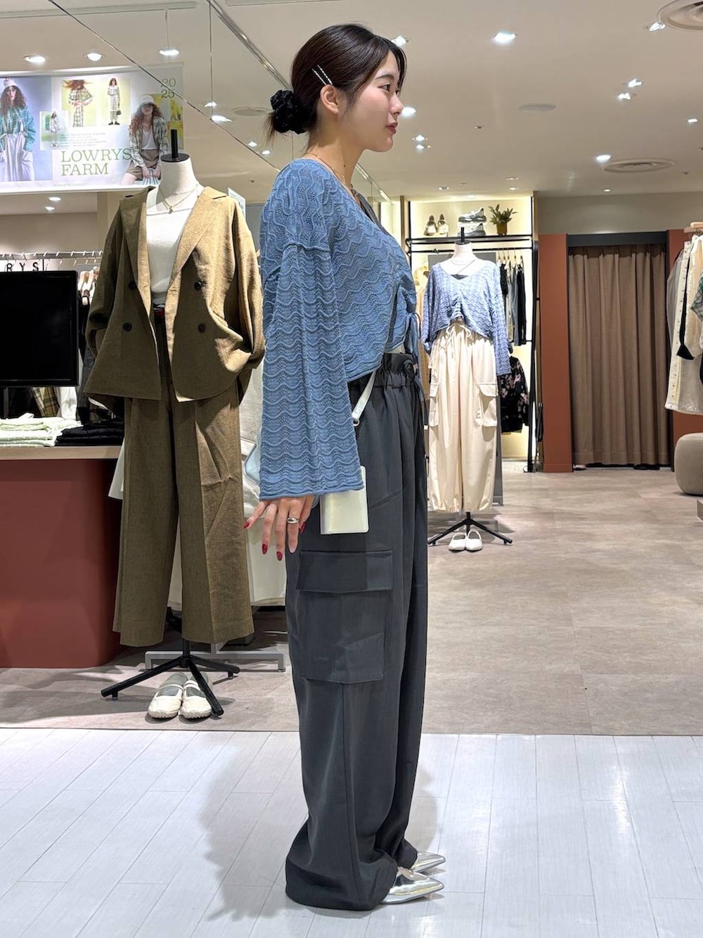 シルバー系のショルダーバッグ、グレー系のその他パンツ、シルバー系のパンプスを着用したレディースの春コーディネートの2枚目の写真