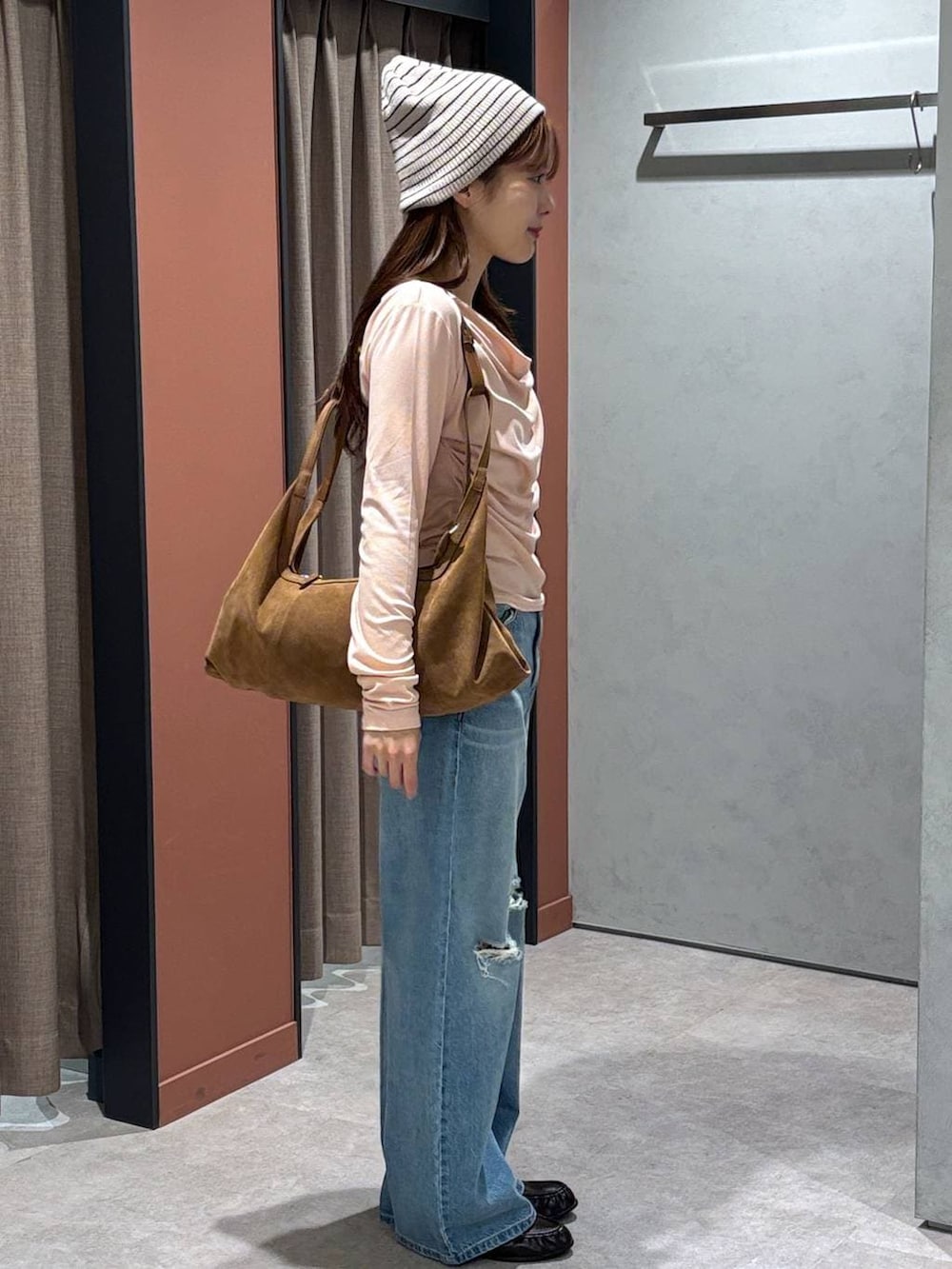 ブルー系のデニムパンツ、ブラック系のローファー、ピンク系のTシャツ/カットソーを着用したレディースの春コーディネートの2枚目の写真