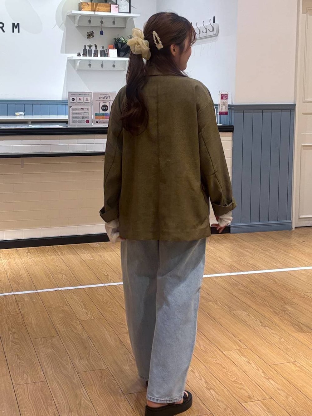 ホワイト系のTシャツ/カットソー、ブルー系のデニムパンツ、ブラウン系のその他アウターを着用したレディースの春コーディネートの3枚目の写真