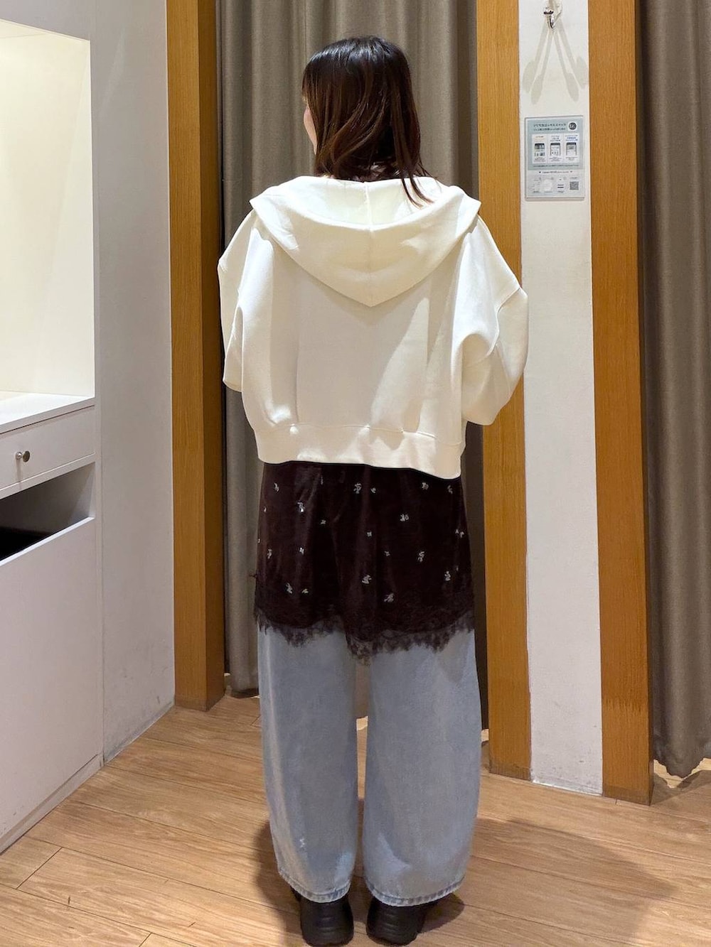 ブラウン系のワンピース、ホワイト系のTシャツ/カットソー、ベージュ系のパーカーを着用したレディースの秋コーディネートの2枚目の写真