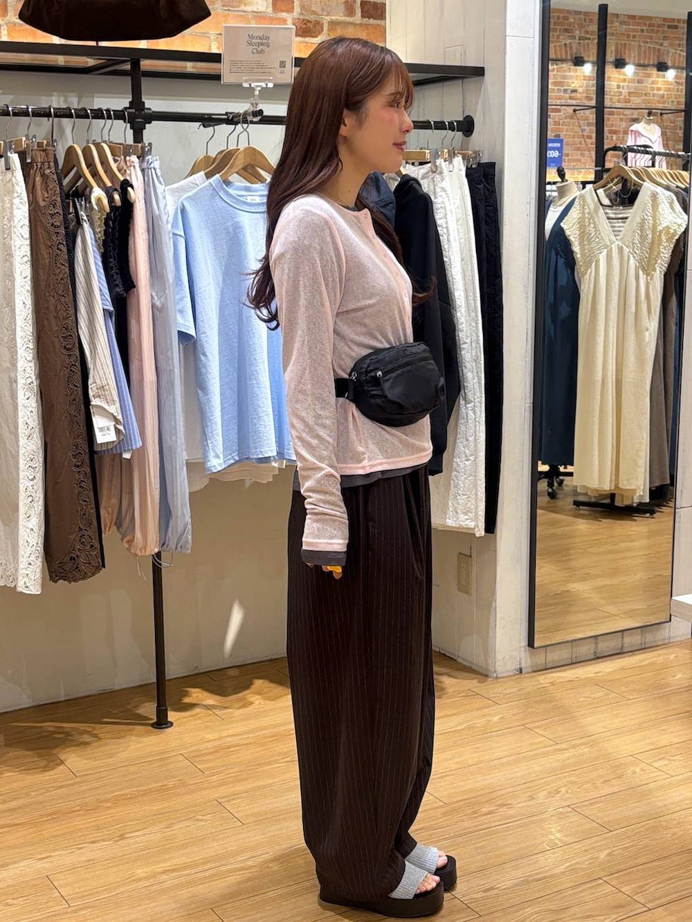 ブラウン系のその他パンツ、ブラック系のボディバッグ/ウエストポーチ、シルバー系のサンダルを着用したレディースの春コーディネートの2枚目の写真