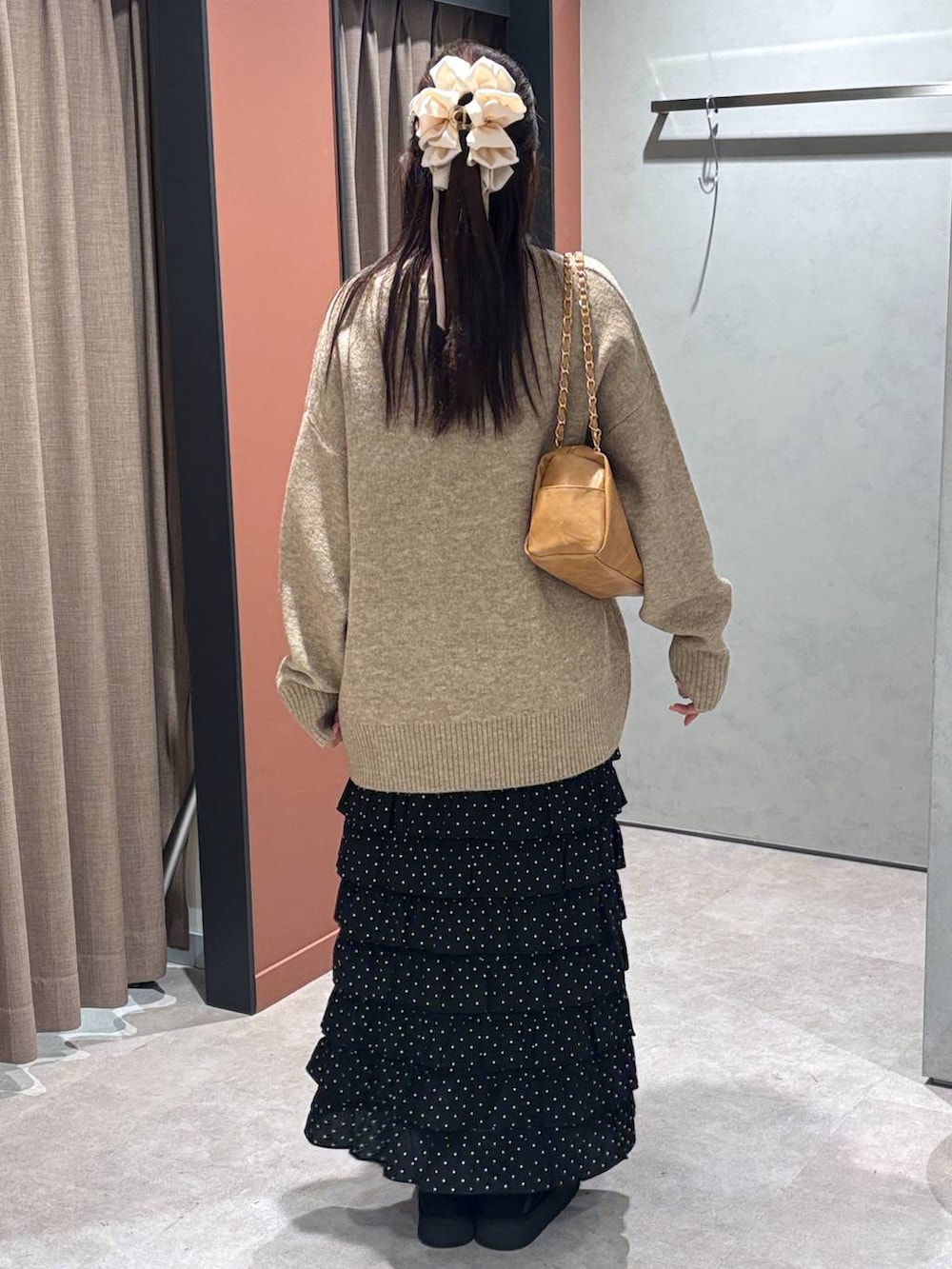 その他のスカート、ブラック系のその他シューズ、ベージュ系のニット/セーターを着用したレディースの秋コーディネートの3枚目の写真