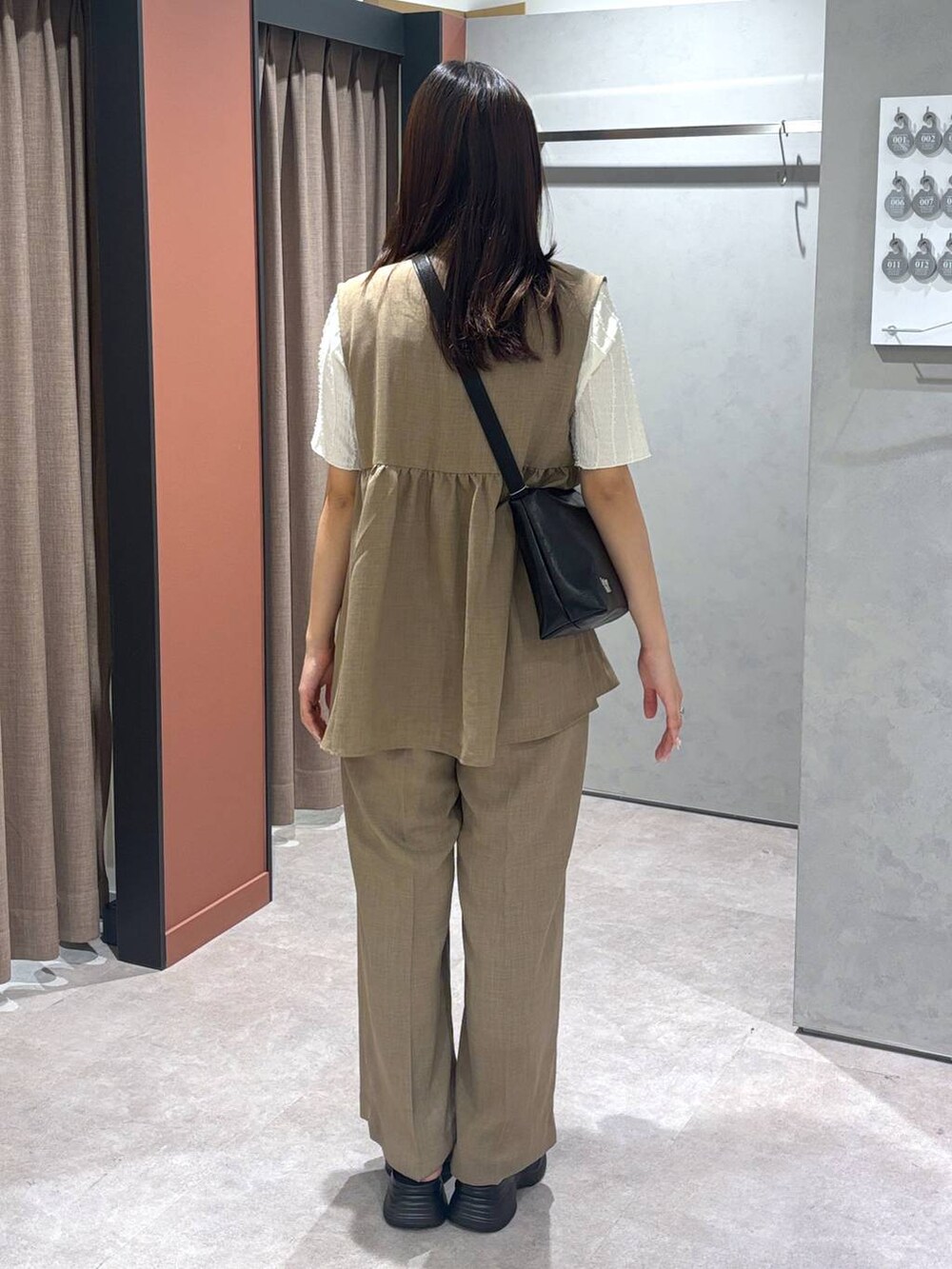 「きれいめ、高見え、カジュアル、ローリーズスタイル_LOWRYS FARM、大人女子カジュアル_LOWRYS FARM、モテ、大人カジュアル」｜「LOWRYS FARMのカンドウフィットスポサン 284000（サンダル、ブラック系）」を使った、futabaさん（レディース・160cm）の春コーディネートの3枚目の写真