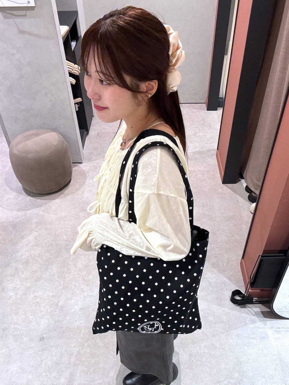 ブラック系のブーツ、その他のトートバッグ、グレー系のスカートを着用したレディースの秋コーディネートの2枚目の写真