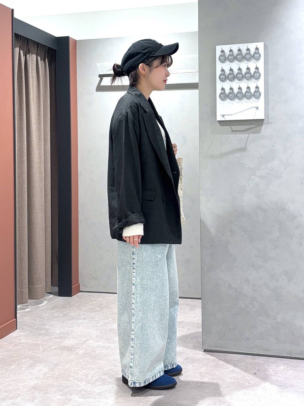 ベージュ系のTシャツ/カットソー、その他のトートバッグ、ブルー系のサロペット/オーバーオールを着用したレディースの春コーディネートの2枚目の写真