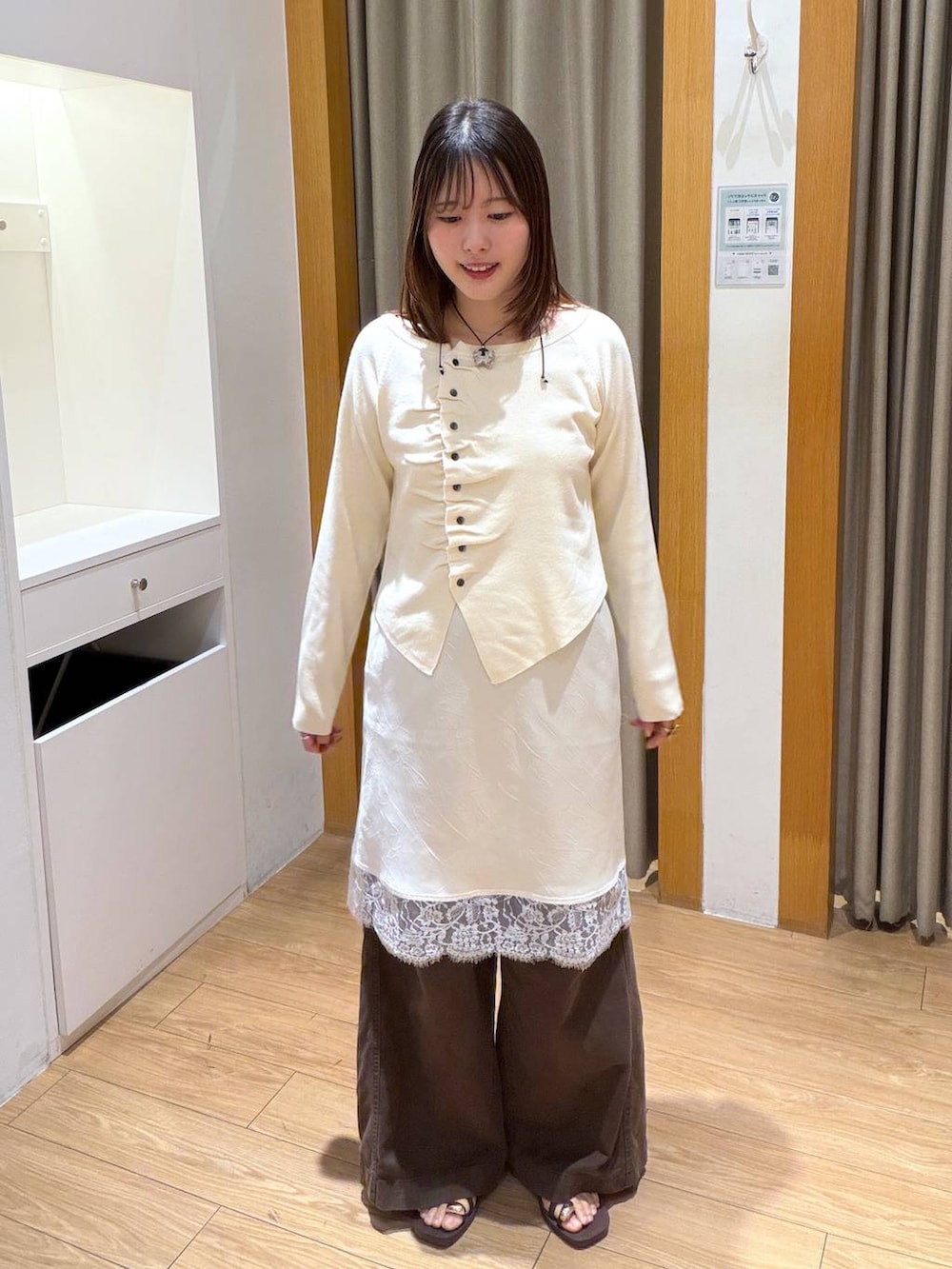 ホワイト系のニット/セーター、ブラウン系のサンダル、ホワイト系のスカートを着用したレディースの秋コーディネートの4枚目の写真