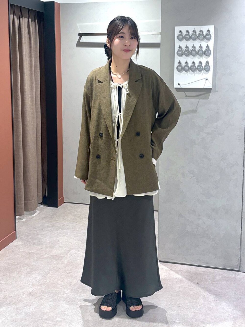 「きれいめ、高見え、カジュアル、ローリーズスタイル_LOWRYS FARM、大人女子カジュアル_LOWRYS FARM、モテ、大人カジュアル」|「LOWRYS FARMのヨウリュウシャーリングブラウスLS 106514(シャツ/ブラウス、ホワイト系)」を使った、futabaさん(レディース・160cm)の春コーディネートの5枚目の写真