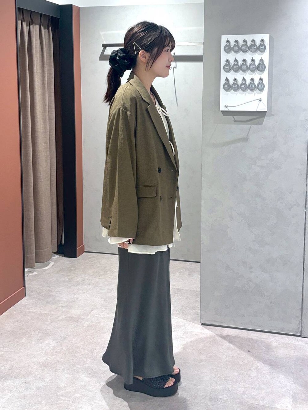 「きれいめ、高見え、カジュアル、ローリーズスタイル_LOWRYS FARM、大人女子カジュアル_LOWRYS FARM、モテ、大人カジュアル」|「LOWRYS FARMのヨウリュウシャーリングブラウスLS 106514(シャツ/ブラウス、ホワイト系)」を使った、futabaさん(レディース・160cm)の春コーディネートの3枚目の写真