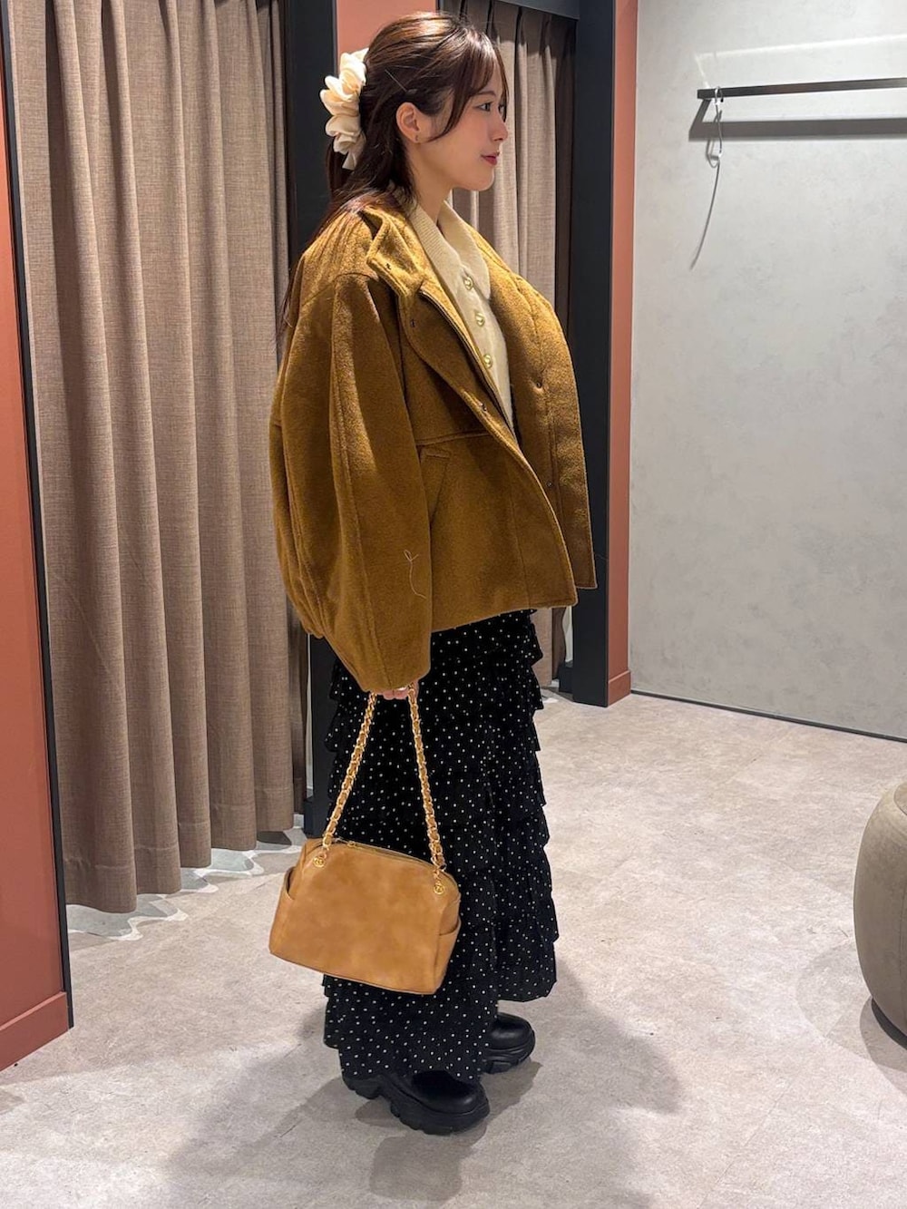 ブラック系のブーツ、ブラウン系のブルゾン、その他のスカートを着用したレディースの秋コーディネートの2枚目の写真