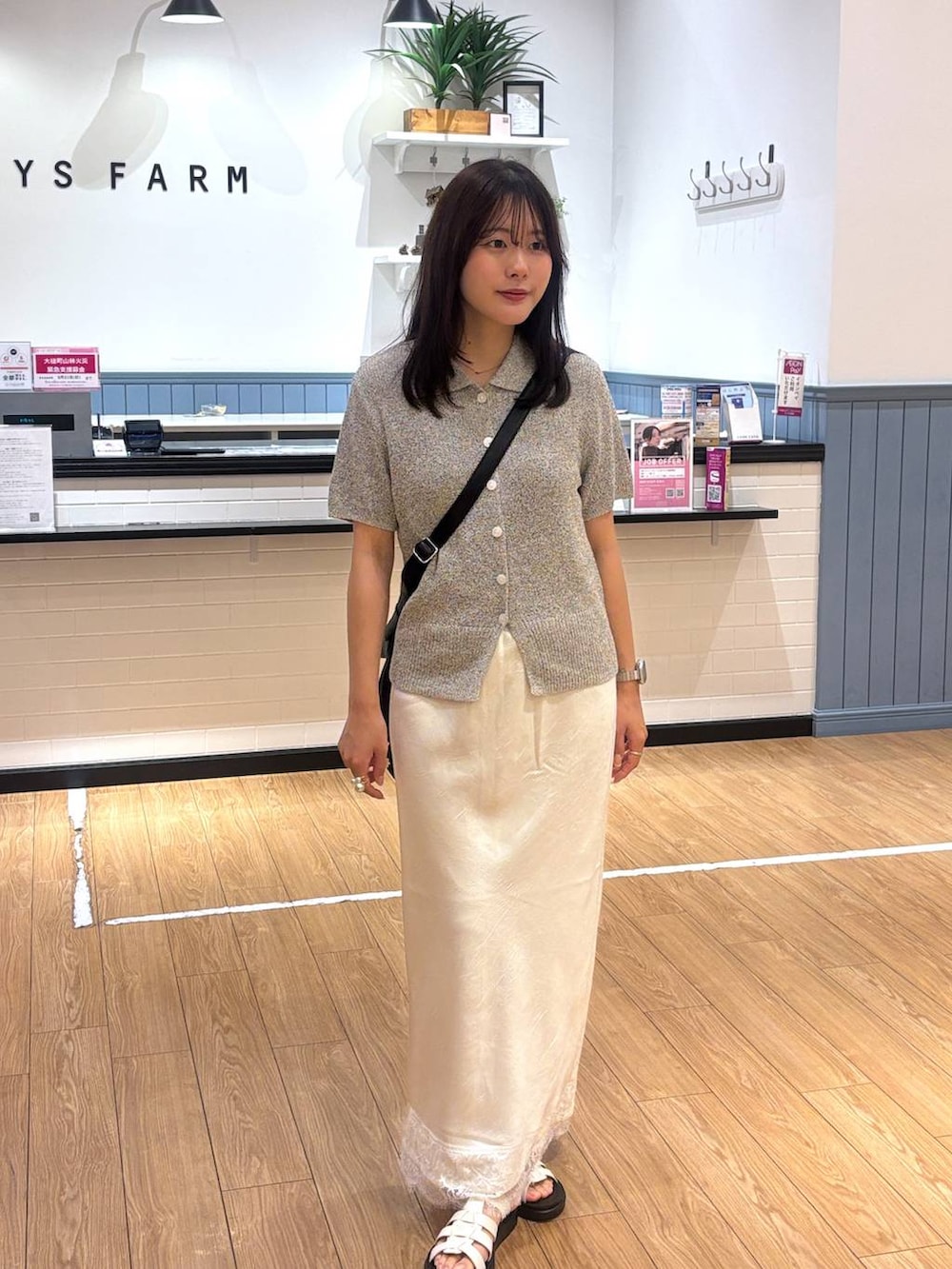 ホワイト系のサンダル、グレー系のTシャツ/カットソー、ブラック系のショルダーバッグを着用したレディースの春コーディネートの4枚目の写真