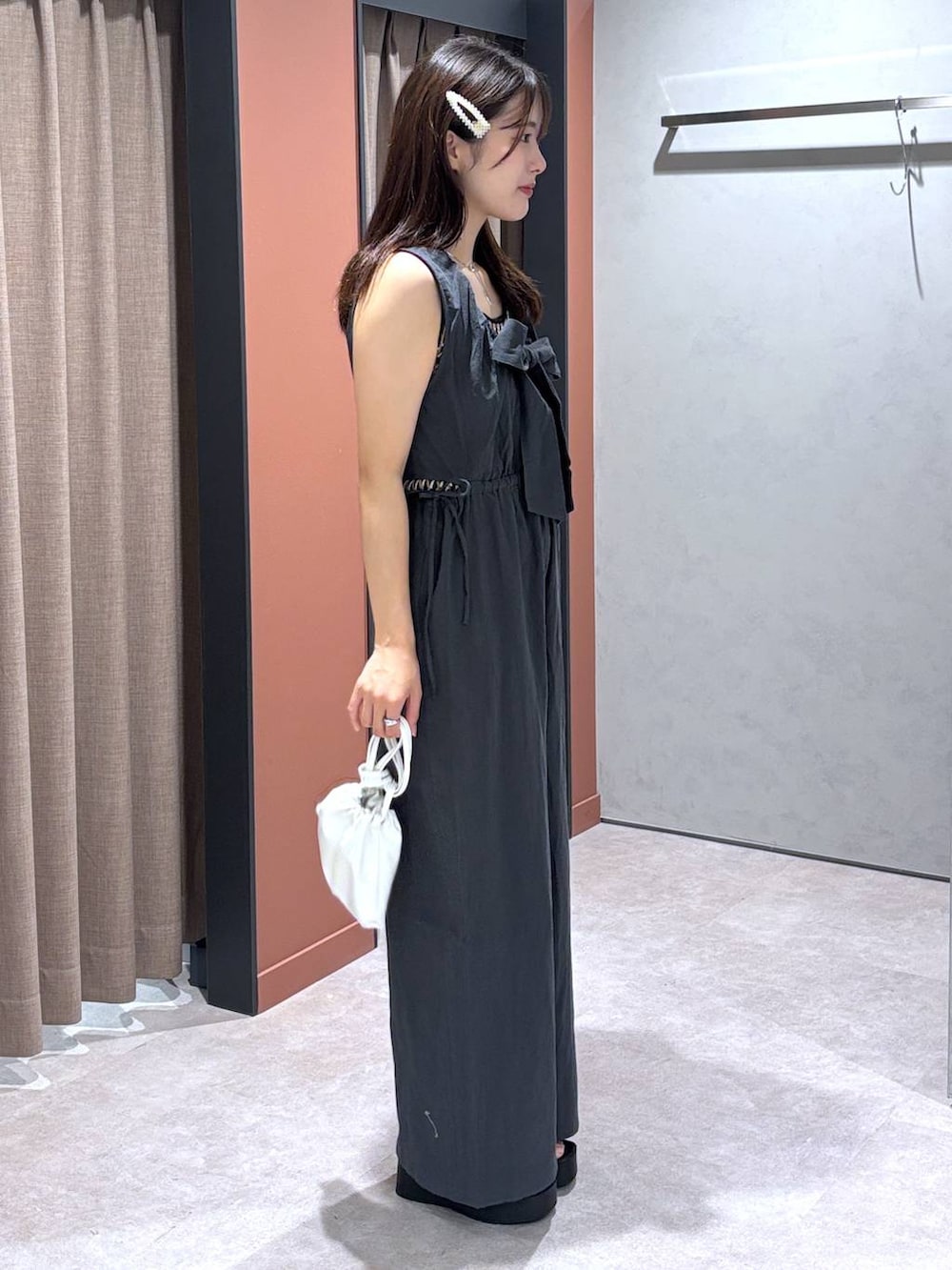 グレー系のサロペット/オーバーオール、シルバー系のサンダル、ホワイト系のショルダーバッグを着用したレディースの春コーディネートの2枚目の写真