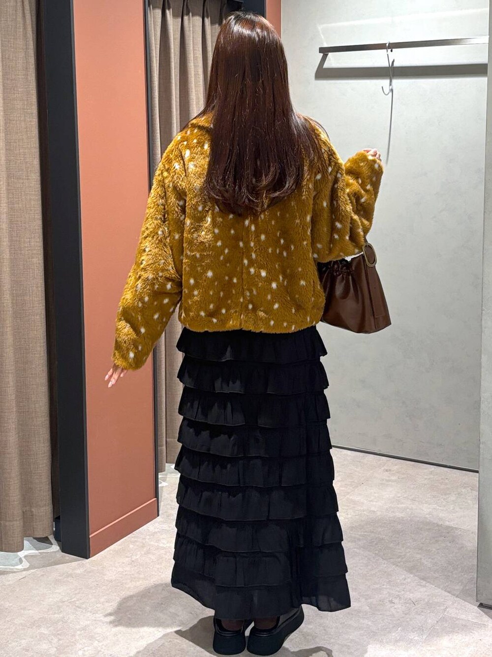 その他のブルゾン、ブラック系のスカート、ブラック系のサンダルを着用したレディースの冬コーディネートの3枚目の写真