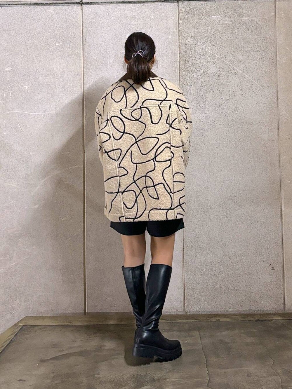 ブラウン系のブルゾン、ブラック系のブーツ、ブラック系のその他パンツを着用したレディースの秋コーディネートの4枚目の写真