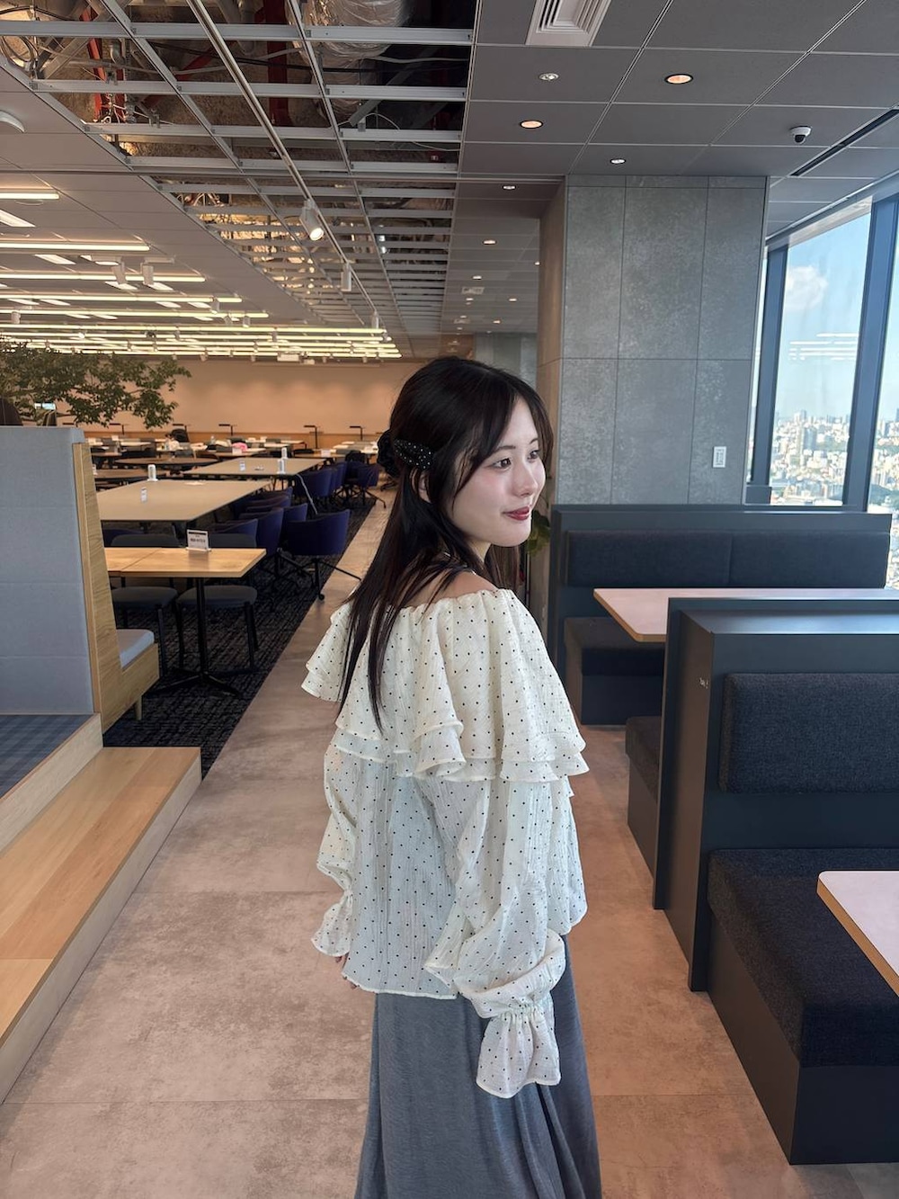 ブラウン系のサンダル、グレー系のスカート、グレー系のチョーカーを着用したレディースの秋コーディネートの2枚目の写真