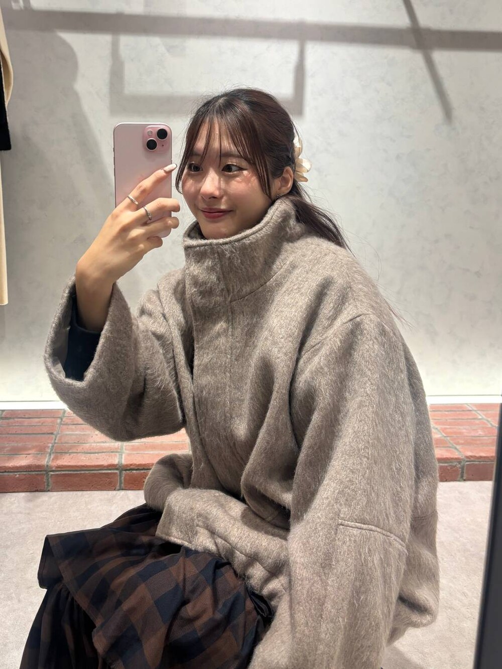 ホワイト系のその他アウターを着用したレディースの秋コーディネートの3枚目の写真