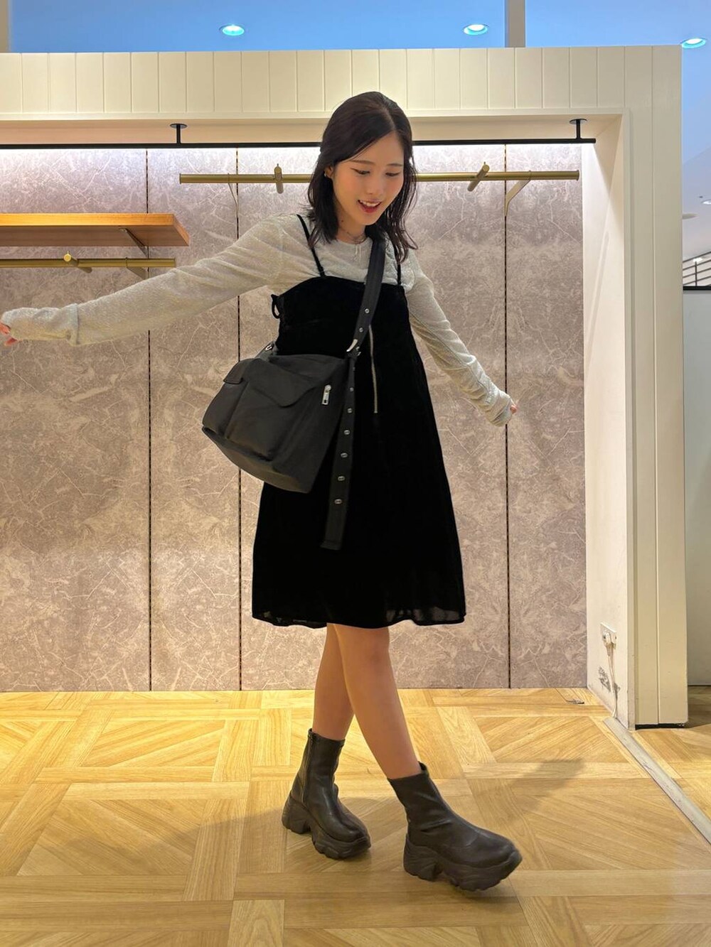 「きれいめ、高見え、カジュアル、ローリーズスタイル_LOWRYS FARM、大人女子カジュアル_LOWRYS FARM、大人カジュアル」|「LOWRYS FARMのストレッチスニーカーブーツ 133385(ブーツ、ブラック系)」を使った、futabaさん(レディース・160cm)の秋コーディネートの3枚目の写真