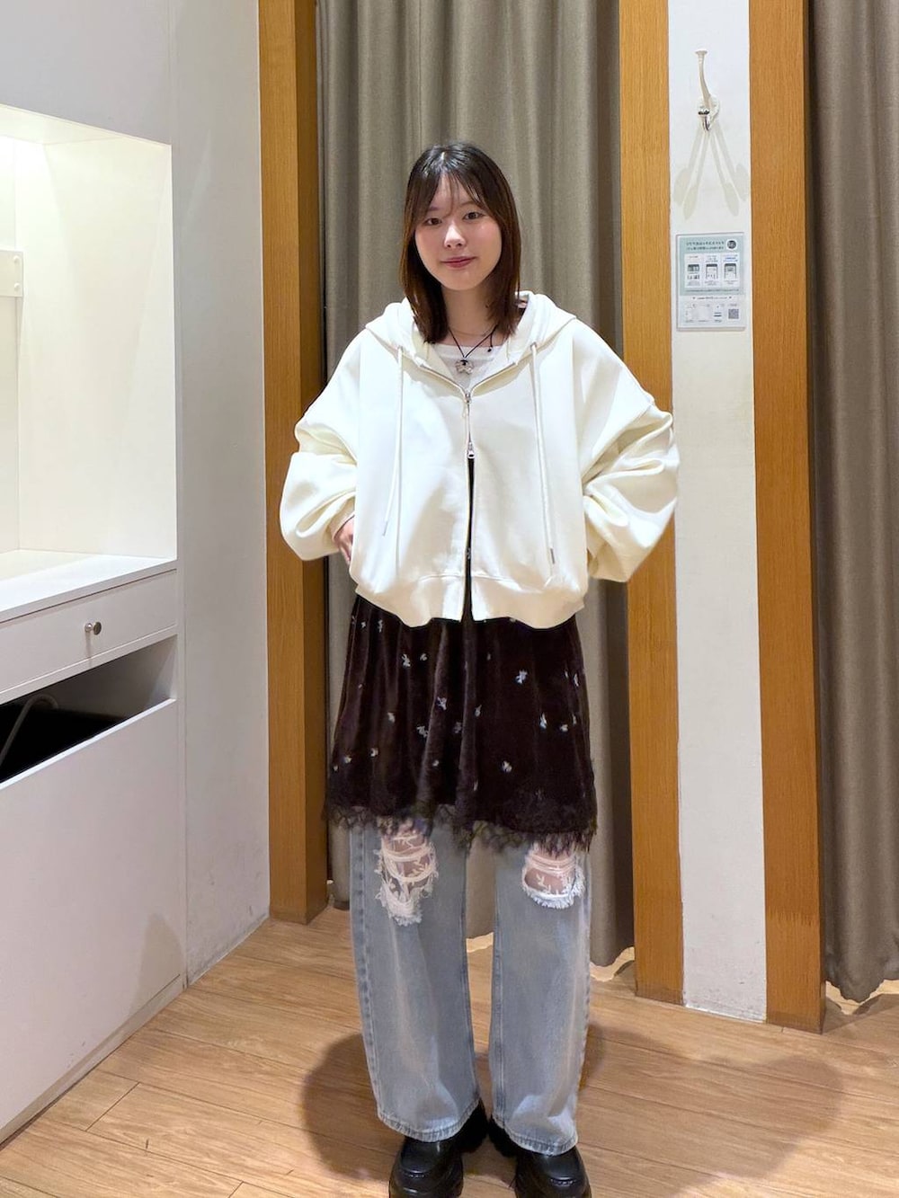 ブラウン系のワンピース、ホワイト系のTシャツ/カットソー、ベージュ系のパーカーを着用したレディースの秋コーディネートの3枚目の写真