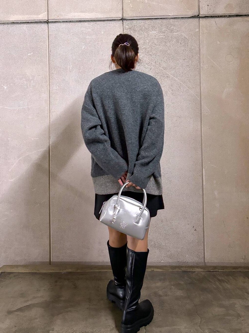 ブラック系のブーツ、グレー系のニット/セーター、ブラック系のその他パンツを着用したレディースの秋コーディネートの3枚目の写真